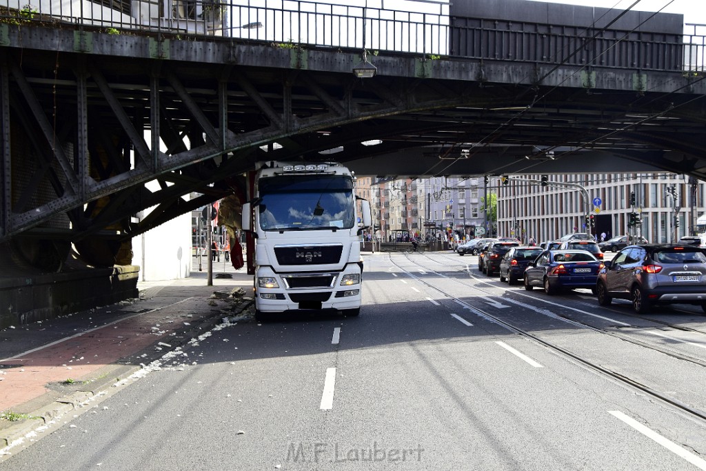 LKW blieb unter Bruecke haengen Koeln Deutz Opladenerstr Deutz Muelheimerstr P015.JPG - Miklos Laubert